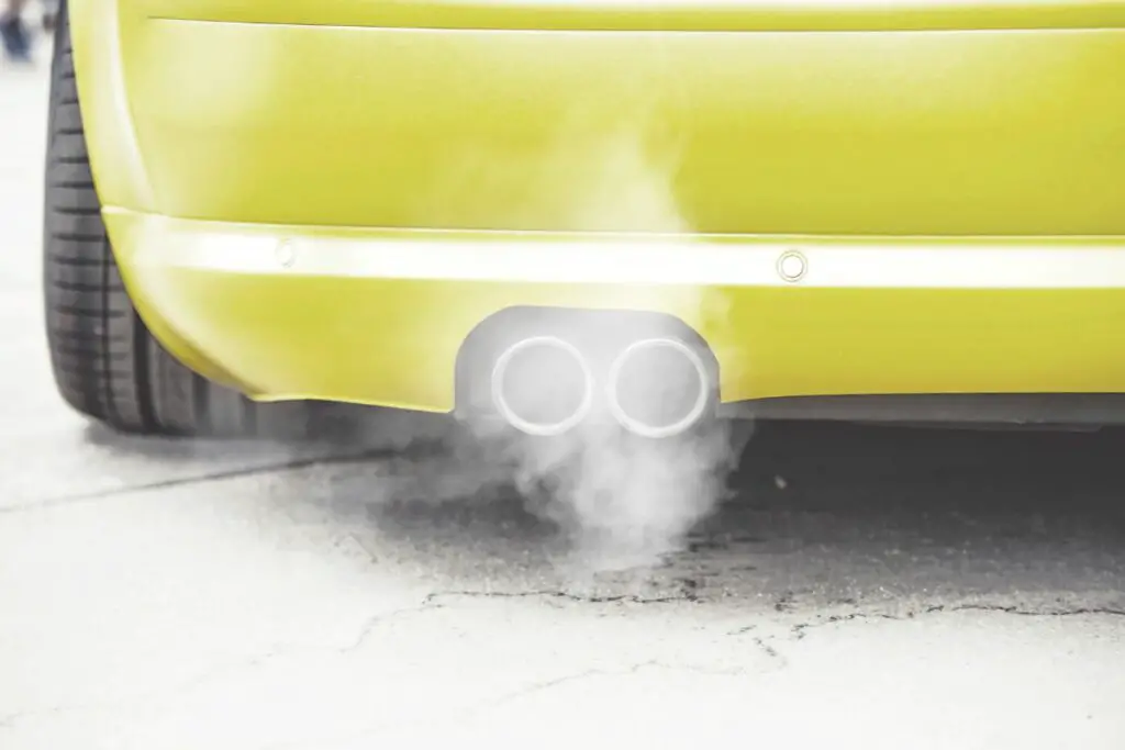 Une voiture à faible émission de gaz et favorable à la préservation de l'environnement